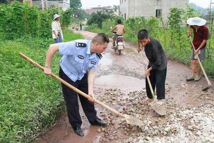 重庆市铜梁县民警黄长铀：捐100吨石子修路感动村民