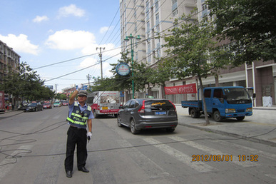 安徽省巢湖民警徐守志手举“拦路虎” 确保人车好通行