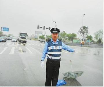 大慶交警郭友軍：網友讚“落湯”民警是最美警察