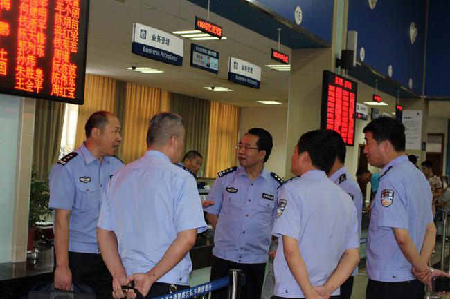 郑中庆书记到支队车管所检查工作