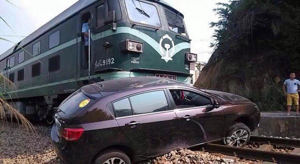 汽车 铁道突然熄火 火车 20米