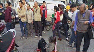 女子疑因偷猪肉羊肉被绑菜市门口