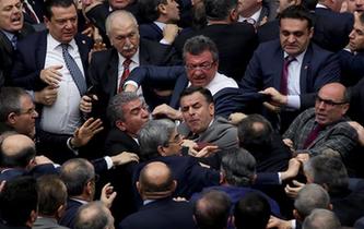 土耳其议会上演“全武行”