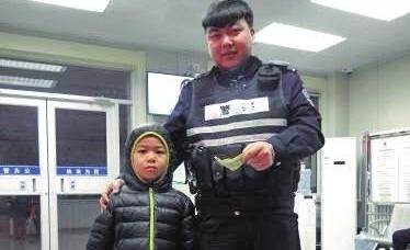 小男孩捡到2元钱 家长陪同下交给警察获赞