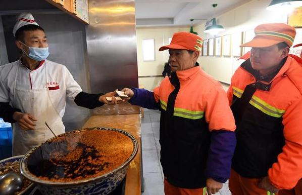 蘭州9000余名環衛工人享受免費牛肉面早餐
