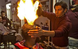 美發師&ldquo;玩火&rdquo;拉直頭發