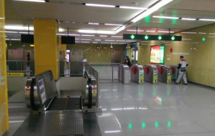 蘇州保潔員地鐵站被強吻：保潔換成大爺