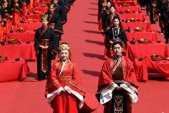 安徽36对新人举行汉式集体婚礼 再现古韵之美