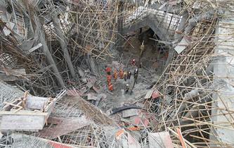 航拍湖北麻城一建築工地腳手架垮塌事故現場