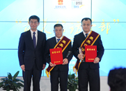 刘正荣为获奖者易贤孝、张海威颁奖