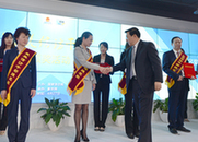 国家信访局党组副书记、副局长张恩玺为获奖者颁奖