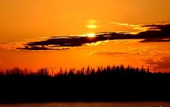 甘肅酒泉現壯美&ldquo;火燒雲&rdquo;景觀