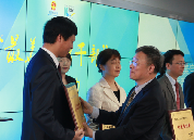 國家信訪局黨組成員、副局長李皋為獲獎者頒獎