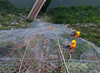 懸崖上的岩石&ldquo;外科醫生&rdquo;