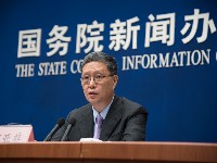 国务院侨务办公室副主任何亚非出席发布会并介绍情况