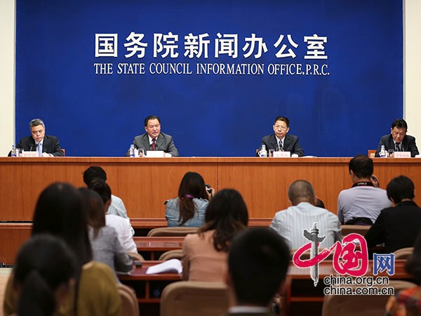 国新办新闻局副局长胡凯红主持发布会