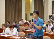 中新社记者提问