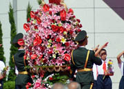 礼兵抬着敬献的花篮