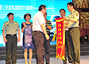 雷锋团为东风乘用车公司赠送锦旗