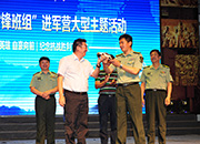 东风乘用车公司向雷锋团赠送东风风神AX7