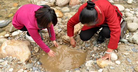 江西遂川热水洲 游客可挖洞煮鸡蛋