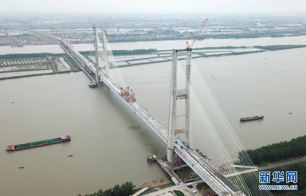 安九铁路鳊鱼洲长江大桥顺利合龙