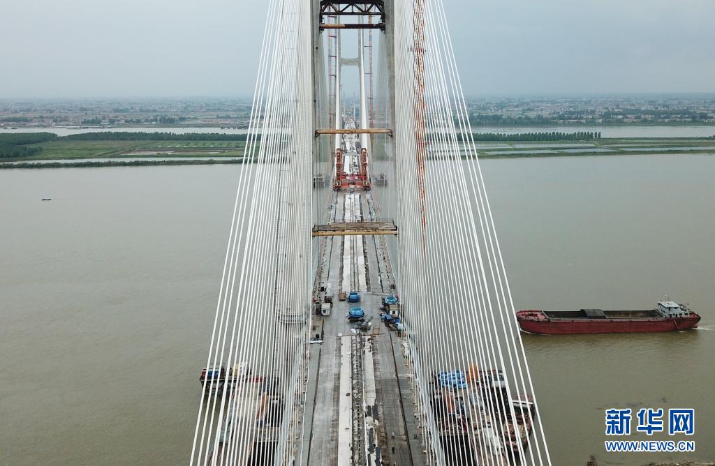 安九铁路鳊鱼洲长江大桥顺利合龙
