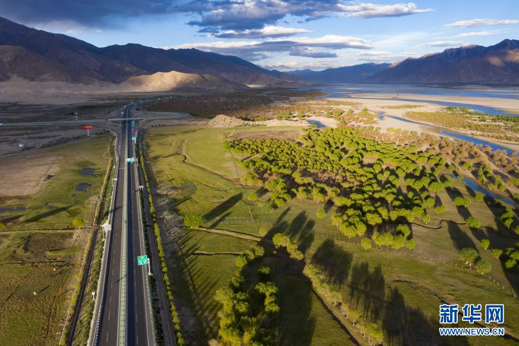 西藏“母亲河”沿岸造起“绿色长廊