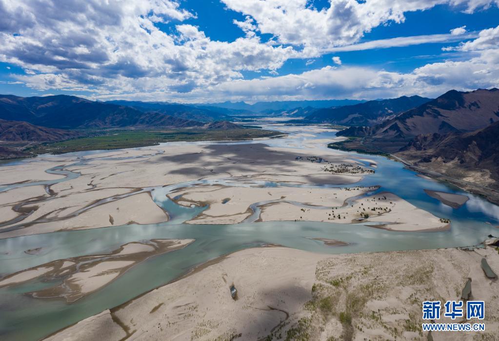 西藏“母亲河”沿岸造起“绿色长廊