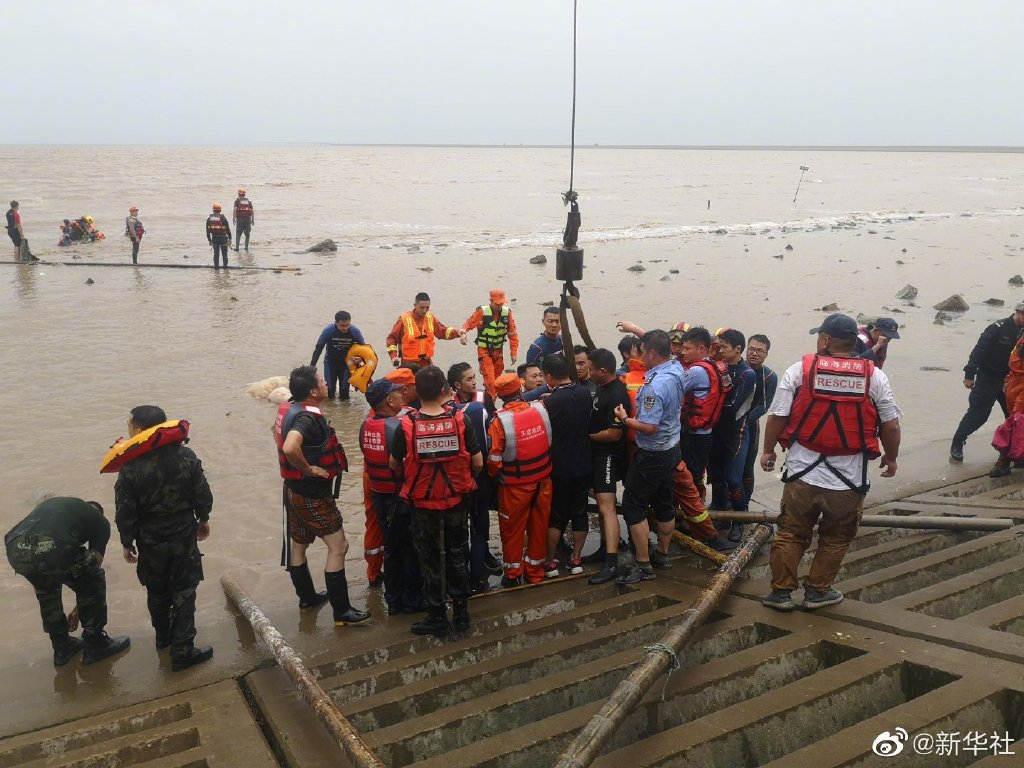 浙江台州警民合力紧急营救12头搁浅鲸鱼