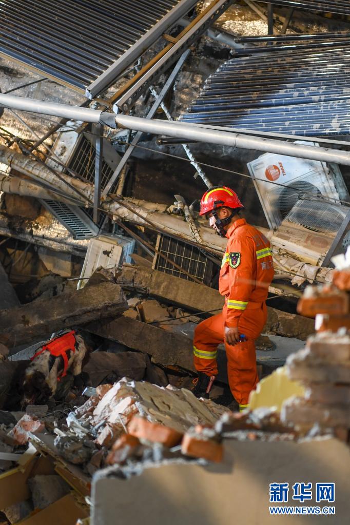 江苏吴江塌楼事故已致8人遇难9人仍在搜救中