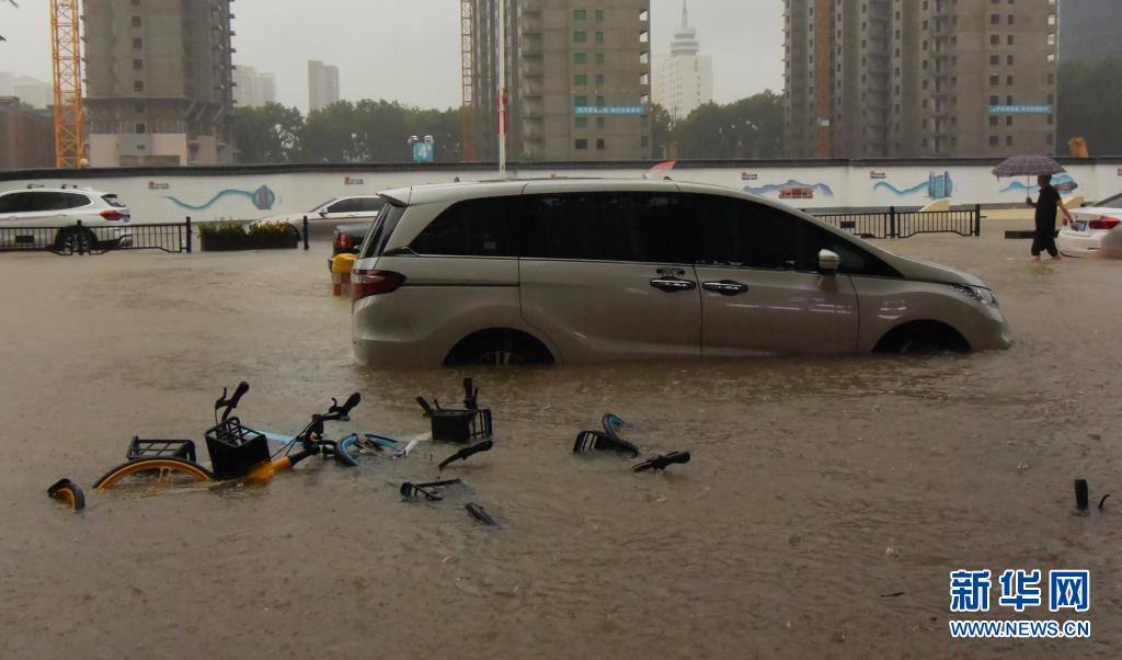 郑州遭遇历史极值暴雨：市内交通中断 多处小区停水停电