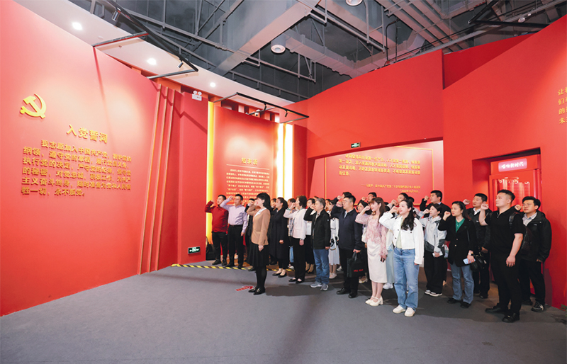 　　结合深入贯彻中央八项规定精神学习教育，中央和国家机关年轻干部开展“红色基因我传承”系列活动，一体修好理论学习、党性锻炼、基层实践三门课。图为2025年4月29日，中央和国家机关年轻干部赴中国科学家博物馆开展党性教育活动。　中央和国家机关工委供图