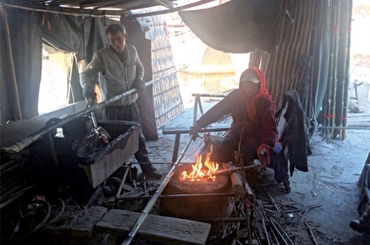 泰州溱潼会船节在即 卖篙人连夜赶制竹篙
