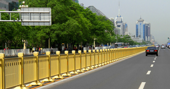 北京长安街护栏全部更换为金色