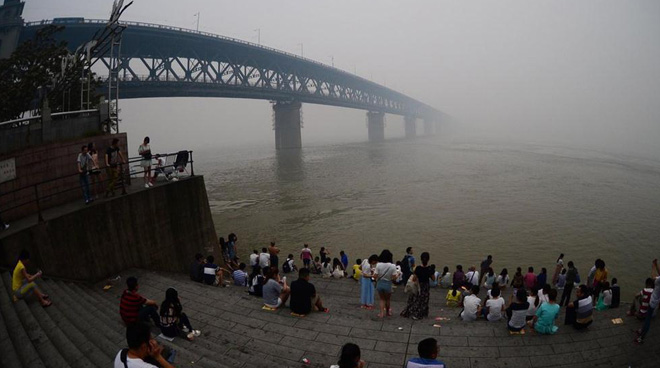 武汉雾霾严重 长江大桥进入“隐身模式”