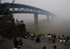 武汉雾霾严重 长江大桥进入“隐身模式”