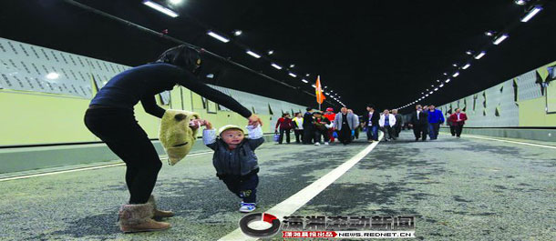 市民参加徒步穿越营盘路湘江隧道活动