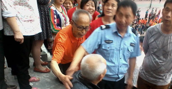 空姐变身足球宝贝 高空燃&ldquo;世界杯激情&rdquo;