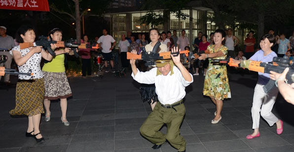 北京大妈街头持枪跳舞"打鬼子"