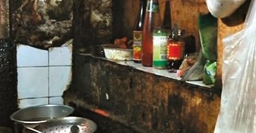 &ldquo;线上餐馆&rdquo;实为黑作坊 后厨漆黑爬蟑螂