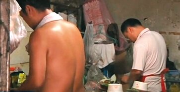 &ldquo;线上餐馆&rdquo;实为黑作坊 后厨漆黑爬蟑螂