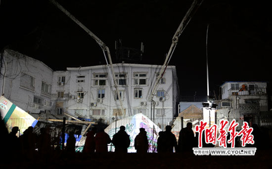 北京德胜门内大街93号门前塌陷事故现场 抢险人员浇筑混凝土