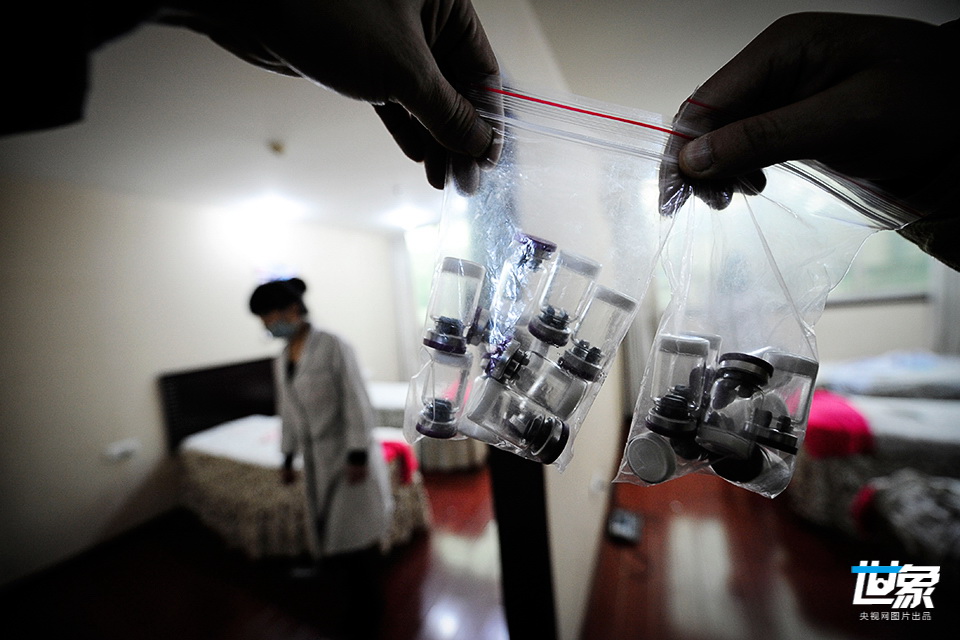 2011年12月21日，重庆涪陵区，非法行医者藏身小旅馆做美容手术，大量使用没有任何标签的粉剂药品。