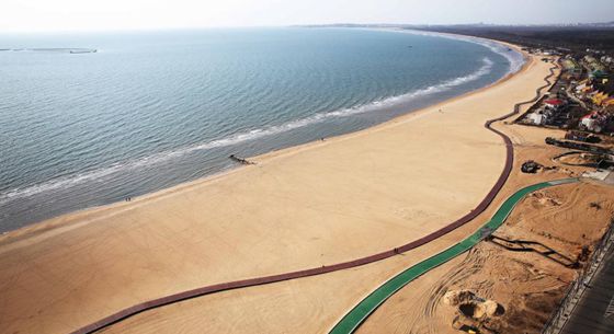 秦皇岛打造中国最长临海沙滩木栈道