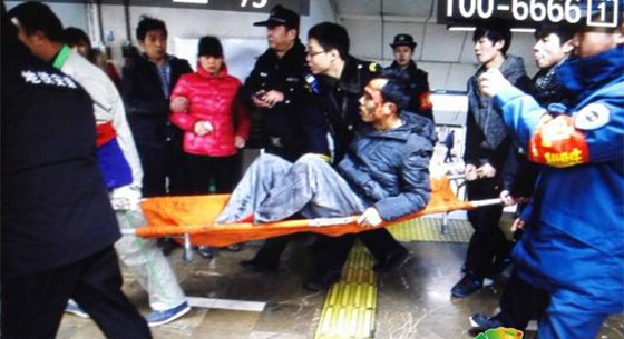 北京地铁一号线万寿路站发生乘客坠轨