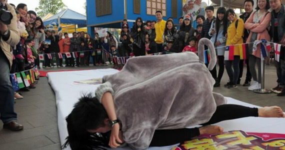 武汉情侣着奇装异服上演“滚床单”竞赛