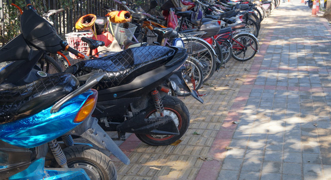 郑州：盲道成&ldquo;氓道&rdquo;