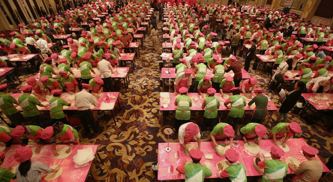 &ldquo;最多人抛掷披萨饼面团&rdquo;世界纪录被打破