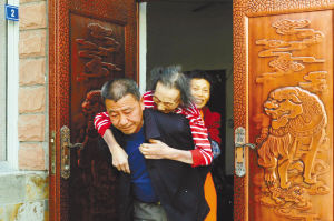 老太双目失明 六旬女婿变她&ldquo;眼睛&rdquo;背她看世界